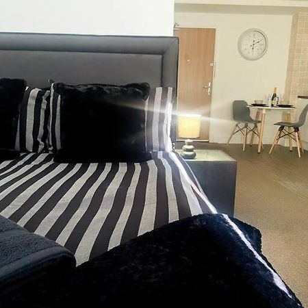 #215 1 Bed Serviced Apartment Дербі Екстер'єр фото