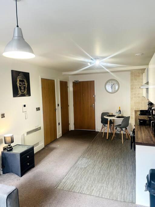 #215 1 Bed Serviced Apartment Дербі Екстер'єр фото